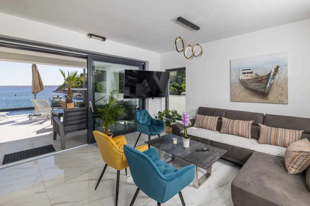 6-Bedroom Villa in Karlobag for up to 12