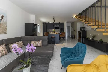 6-Bedroom Villa in Karlobag for up to 12