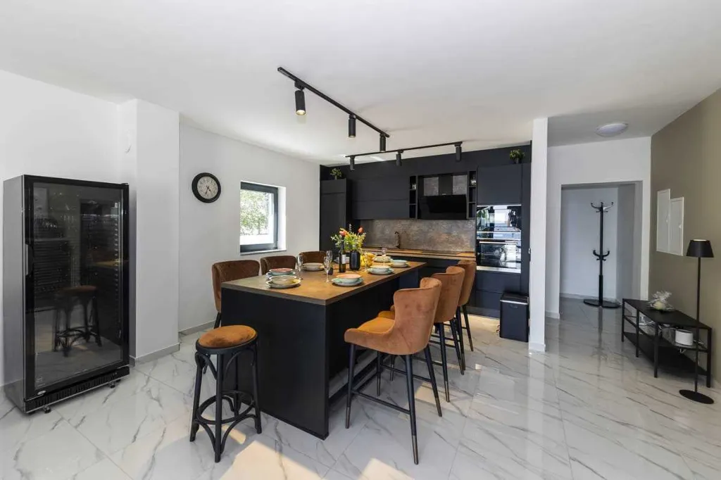 6-Bedroom Villa in Karlobag for up to 12