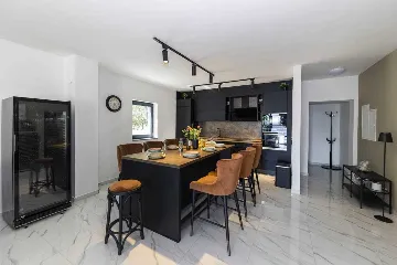 6-Bedroom Villa in Karlobag for up to 12