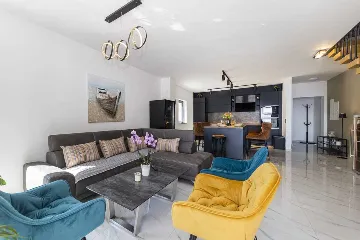 6-Bedroom Villa in Karlobag for up to 12