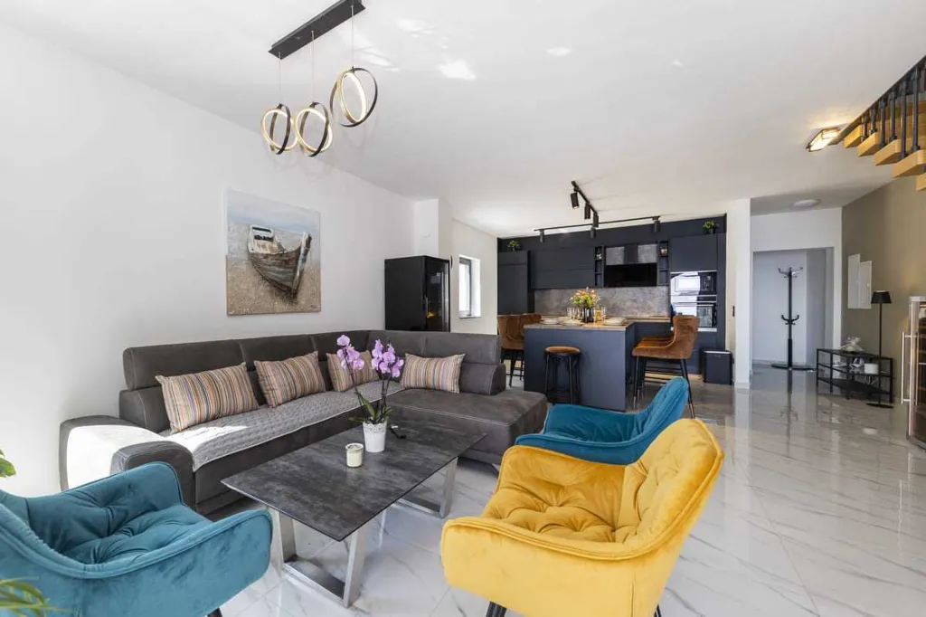 6-Bedroom Villa in Karlobag for up to 12