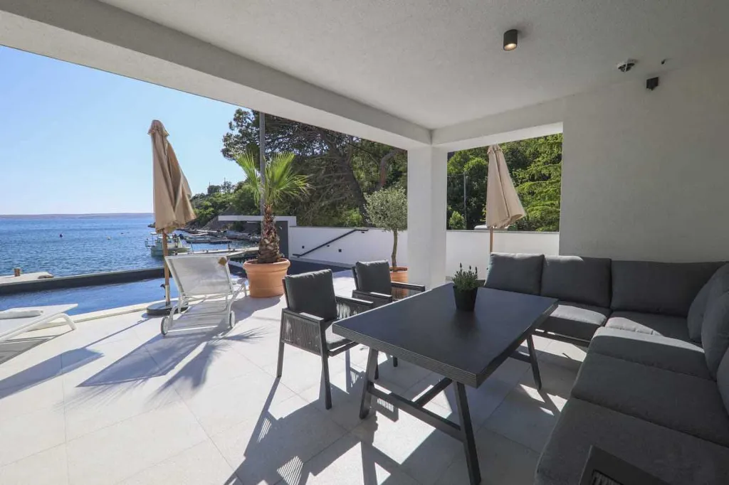 6-Bedroom Villa in Karlobag for up to 12