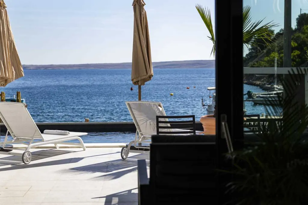 6-Bedroom Villa in Karlobag for up to 12