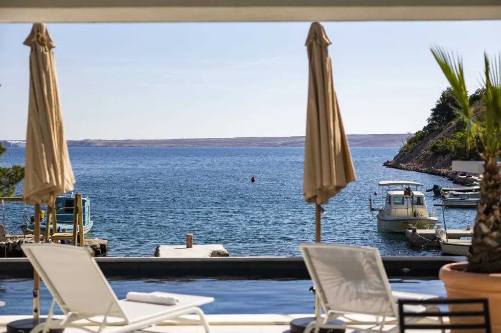 6-Bedroom Villa in Karlobag for up to 12