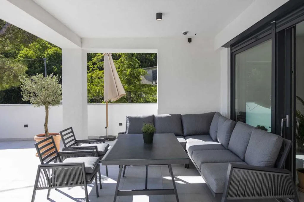 6-Bedroom Villa in Karlobag for up to 12