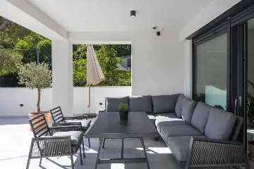 6-Bedroom Villa in Karlobag for up to 12