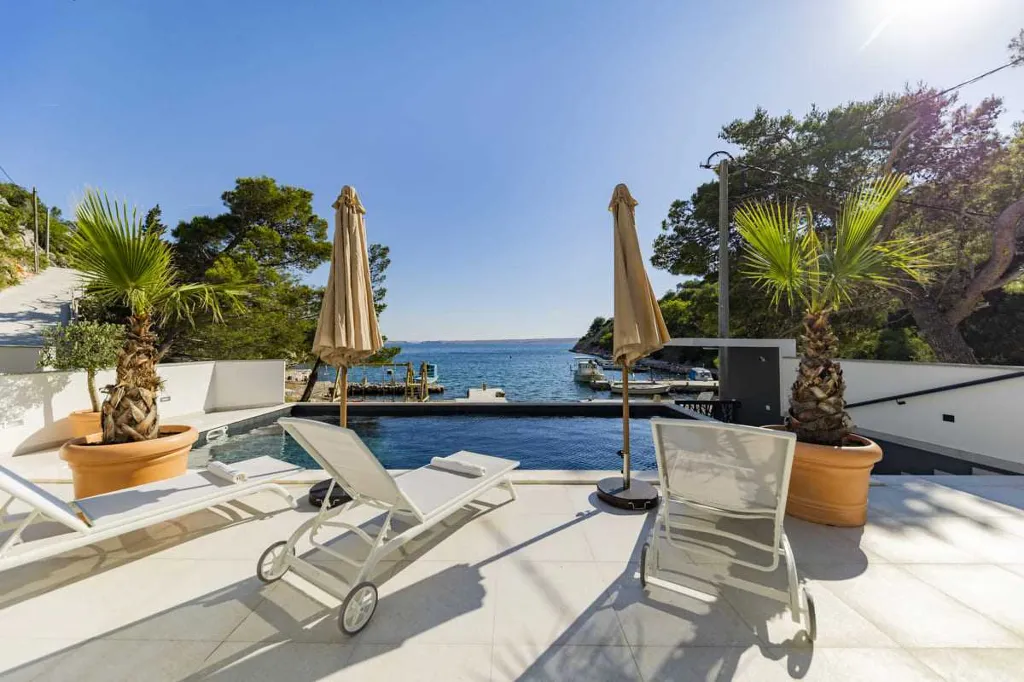 6-Bedroom Villa in Karlobag for up to 12