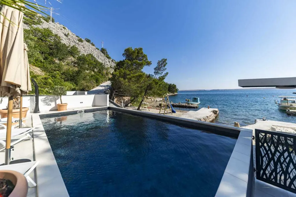 6-Bedroom Villa in Karlobag for up to 12