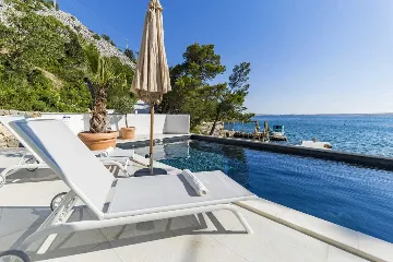 6-Bedroom Villa in Karlobag for up to 12