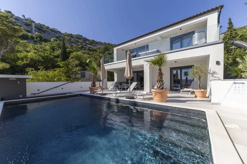 6-Bedroom Villa in Karlobag for up to 12