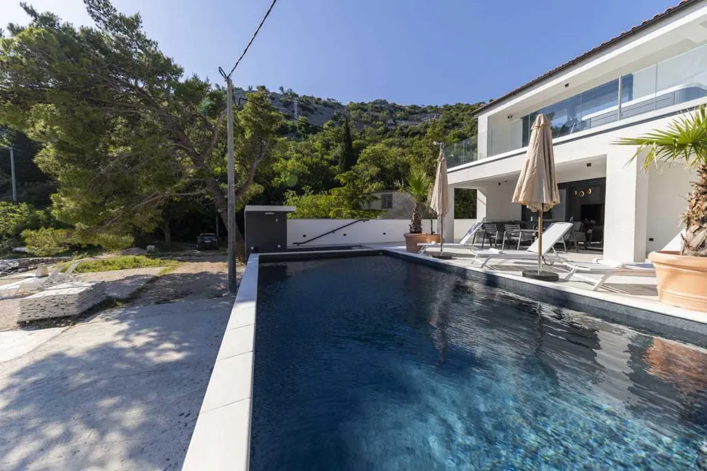 6-Bedroom Villa in Karlobag for up to 12