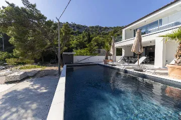 6-Bedroom Villa in Karlobag for up to 12