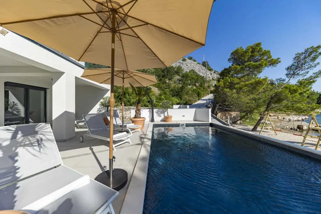 6-Bedroom Villa in Karlobag for up to 12