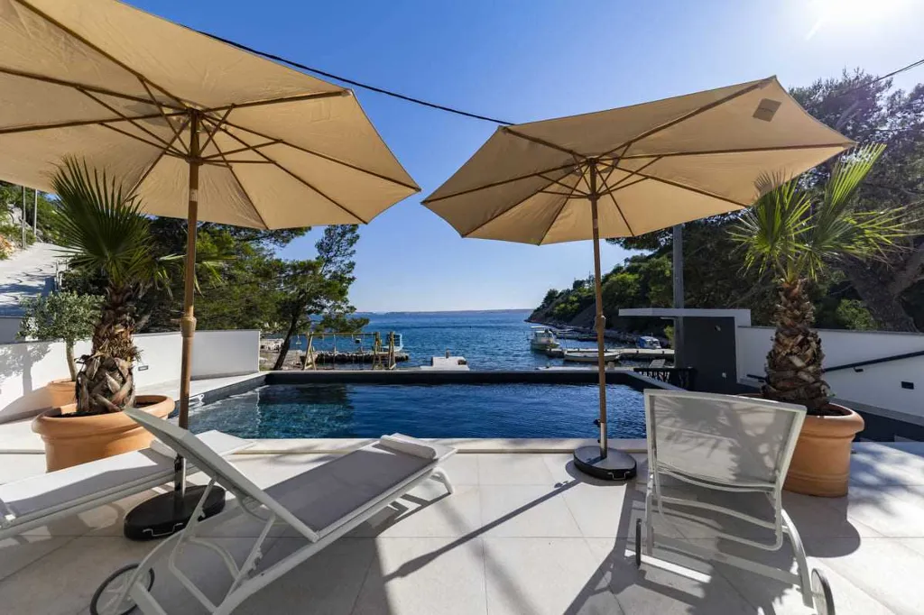 6-Bedroom Villa in Karlobag for up to 12