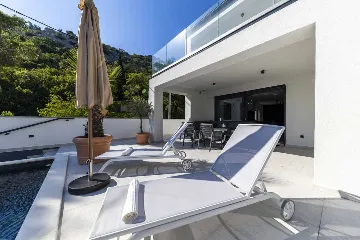 6-Bedroom Villa in Karlobag for up to 12