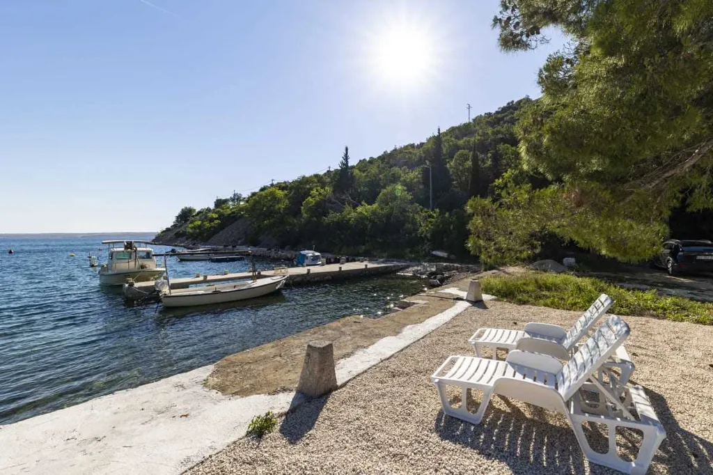 6-Bedroom Villa in Karlobag for up to 12