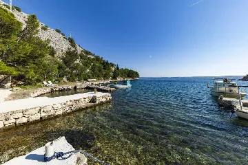 6-Bedroom Villa in Karlobag for up to 12