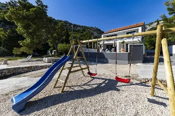 6-Bedroom Villa in Karlobag for up to 12