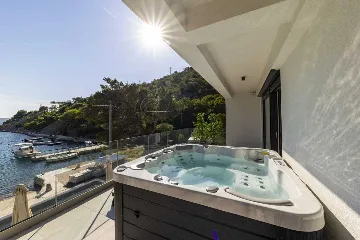 6-Bedroom Villa in Karlobag for up to 12