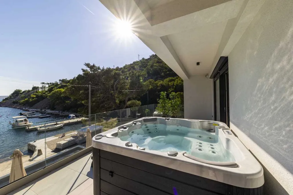 6-Bedroom Villa in Karlobag for up to 12
