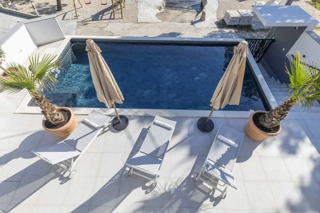 6-Bedroom Villa in Karlobag for up to 12