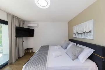 6-Bedroom Villa in Karlobag for up to 12