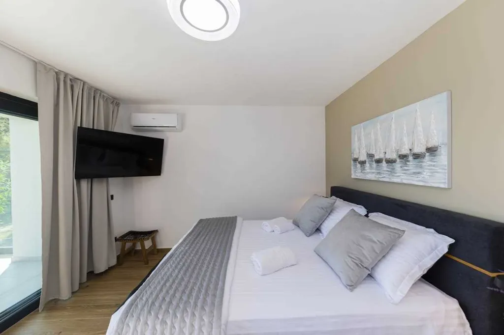 6-Bedroom Villa in Karlobag for up to 12