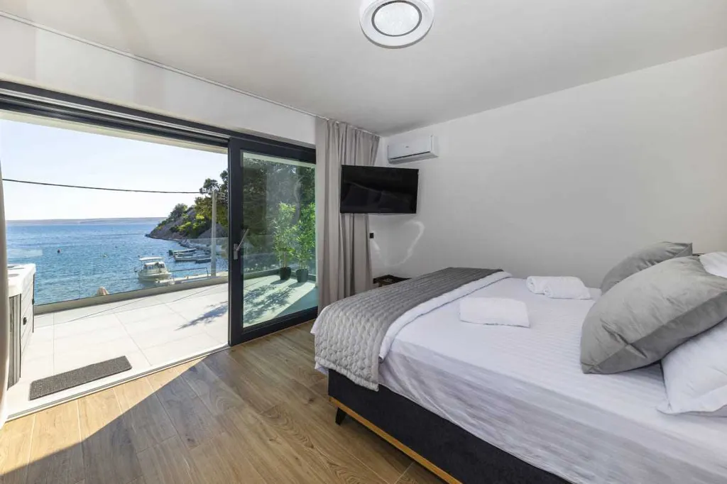 6-Bedroom Villa in Karlobag for up to 12