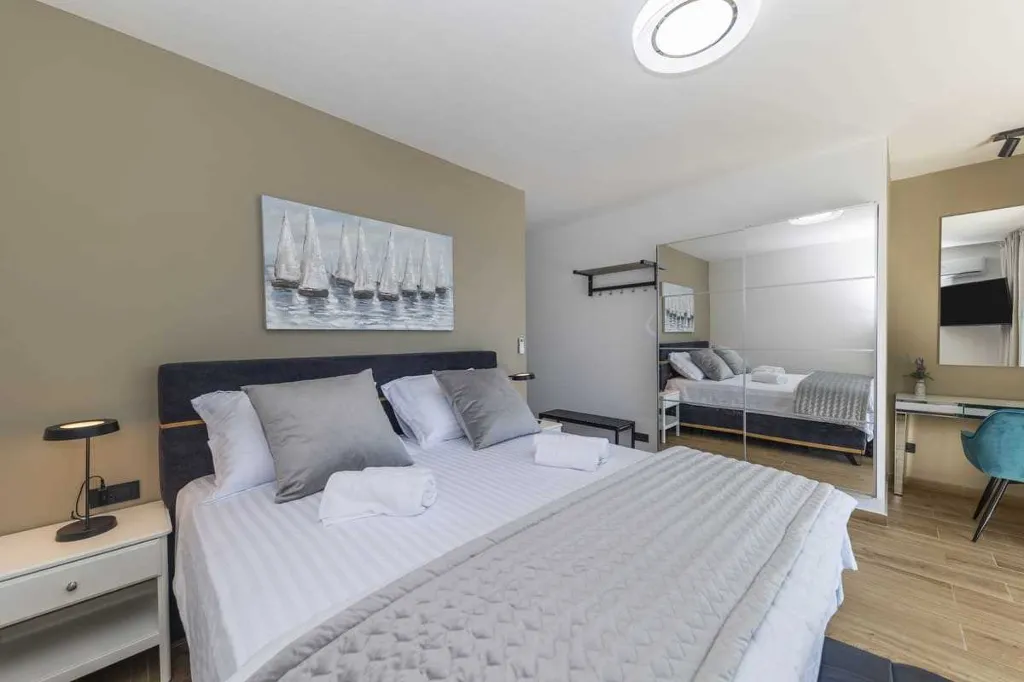 6-Bedroom Villa in Karlobag for up to 12