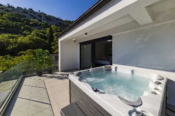 6-Bedroom Villa in Karlobag for up to 12