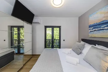 6-Bedroom Villa in Karlobag for up to 12