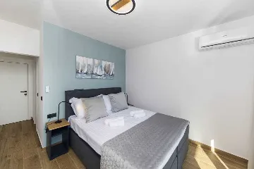 6-Bedroom Villa in Karlobag for up to 12