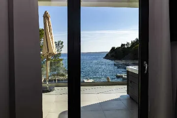 6-Bedroom Villa in Karlobag for up to 12