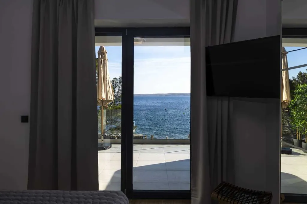 6-Bedroom Villa in Karlobag for up to 12