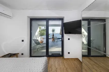 6-Bedroom Villa in Karlobag for up to 12