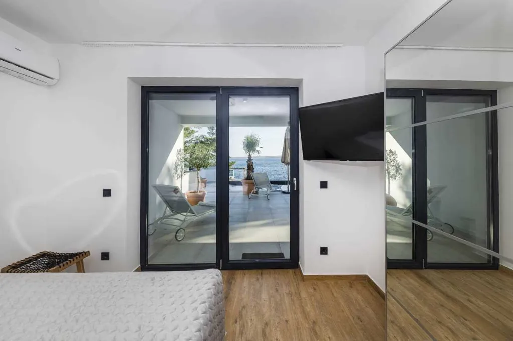 6-Bedroom Villa in Karlobag for up to 12