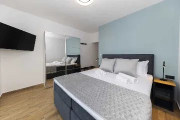 6-Bedroom Villa in Karlobag for up to 12