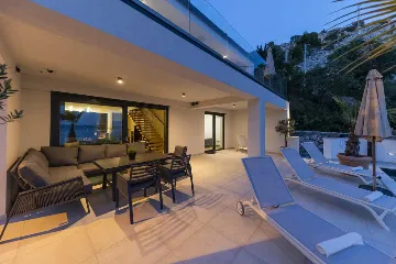 6-Bedroom Villa in Karlobag for up to 12