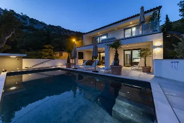 6-Bedroom Villa in Karlobag for up to 12