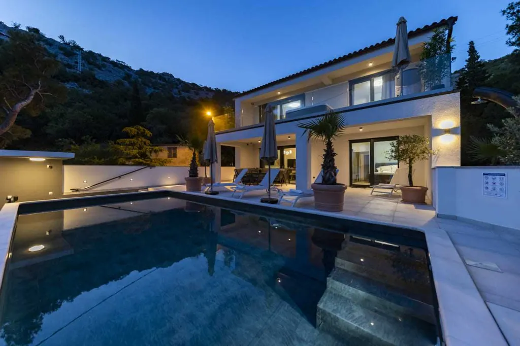 6-Bedroom Villa in Karlobag for up to 12