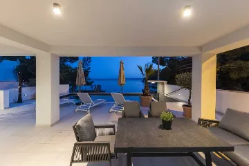 6-Bedroom Villa in Karlobag for up to 12