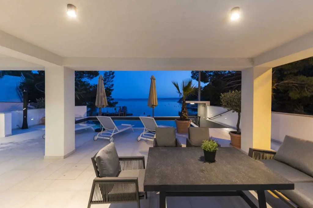 6-Bedroom Villa in Karlobag for up to 12