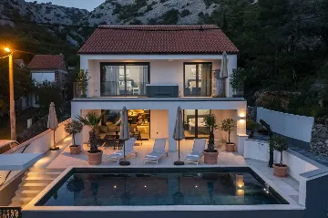 6-Bedroom Villa in Karlobag for up to 12