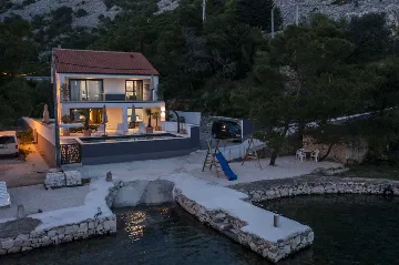 6-Bedroom Villa in Karlobag for up to 12