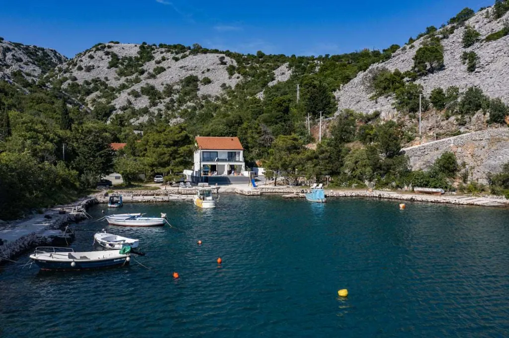 6-Bedroom Villa in Karlobag for up to 12