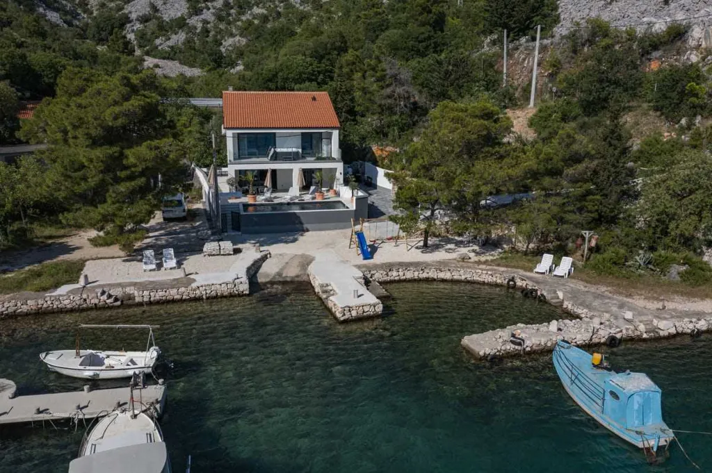 6-Bedroom Villa in Karlobag for up to 12