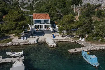 6-Bedroom Villa in Karlobag for up to 12