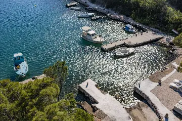 6-Bedroom Villa in Karlobag for up to 12