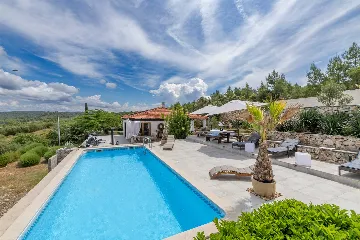 Holiday House in Gdinj for Up to 7 Guests